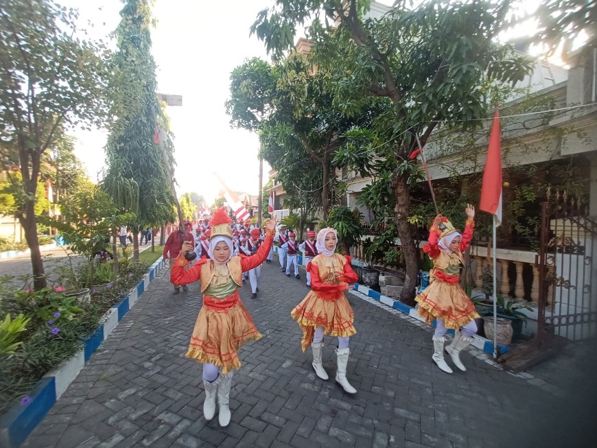 Semarak Drumband SDN Trosobo 1 Warnai Karnaval Jalan Sehat HUT RI ke-79 Desa Trosobo"