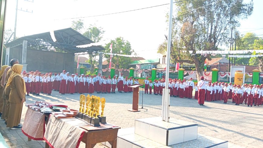 Gemuruh Kemerdekaan di SDN Sambungrejo: Pemenang Lomba Berhasil Raih Piala