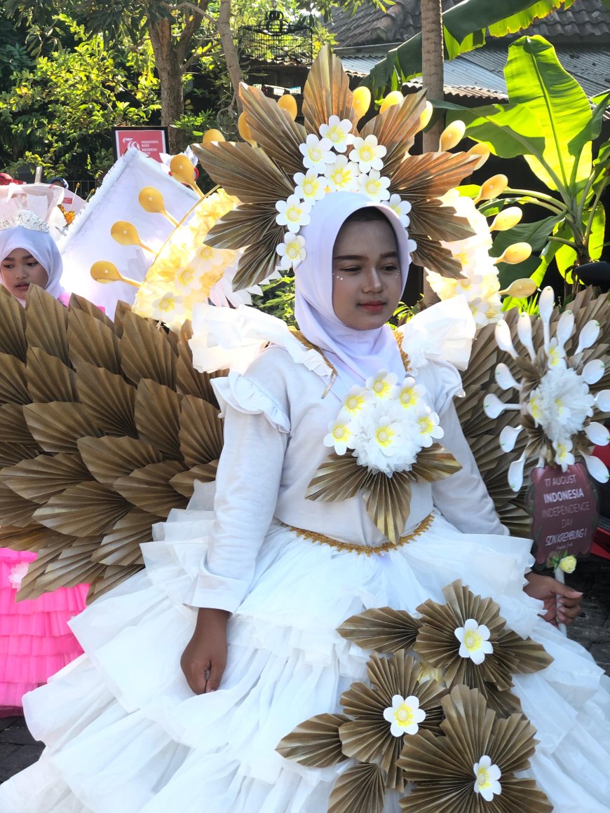 Pawai Budaya Baju Daur Ulang Meriahkan Puncak Perayaan HUT RI ke-79 di SDN Krembung 1