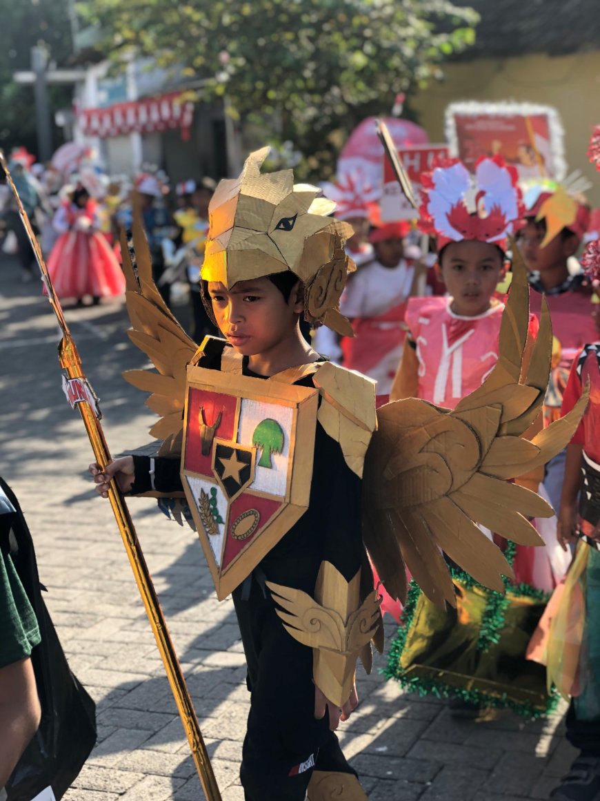 Pawai Budaya Baju Daur Ulang Meriahkan Puncak Perayaan HUT RI ke-79 di SDN Krembung 1