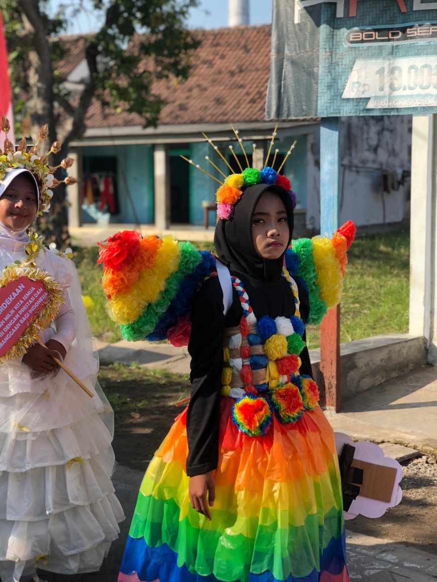 Pawai Budaya Baju Daur Ulang Meriahkan Puncak Perayaan HUT RI ke-79 di SDN Krembung 1