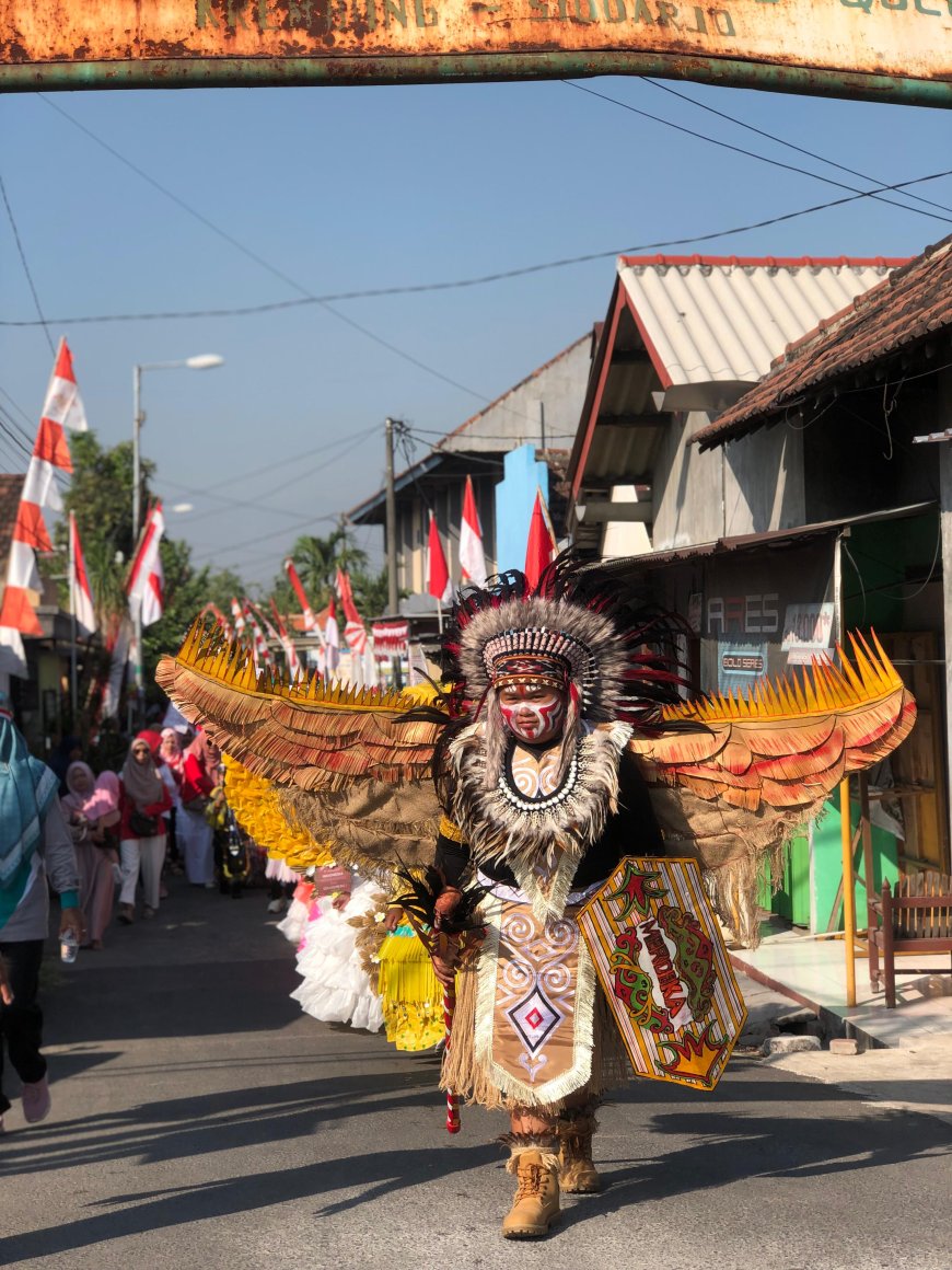 Pawai Budaya Baju Daur Ulang Meriahkan Puncak Perayaan HUT RI ke-79 di SDN Krembung 1