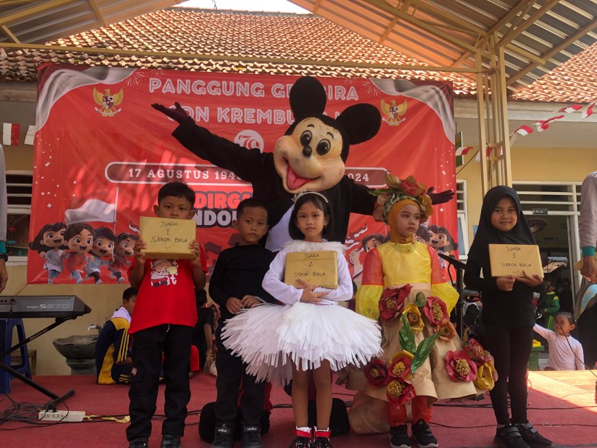 Pawai Budaya Baju Daur Ulang Meriahkan Puncak Perayaan HUT RI ke-79 di SDN Krembung 1