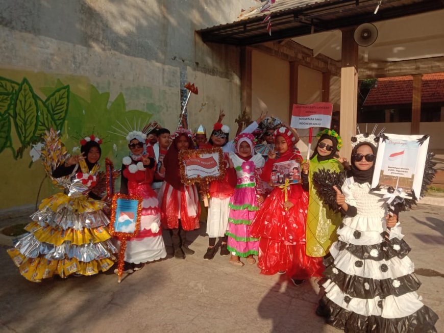 Pawai Budaya Baju Daur Ulang Meriahkan Puncak Perayaan HUT RI ke-79 di SDN Krembung 1