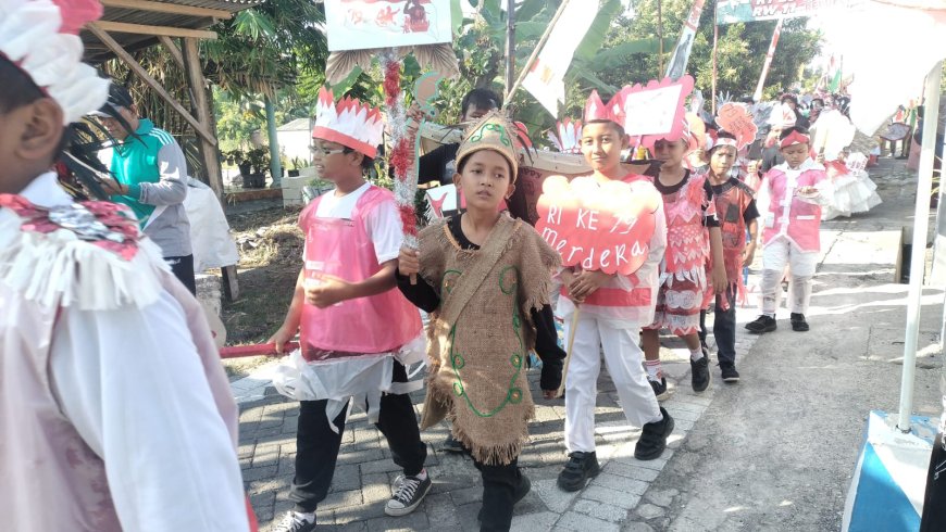 Pawai Budaya Baju Daur Ulang Meriahkan Puncak Perayaan HUT RI ke-79 di SDN Krembung 1