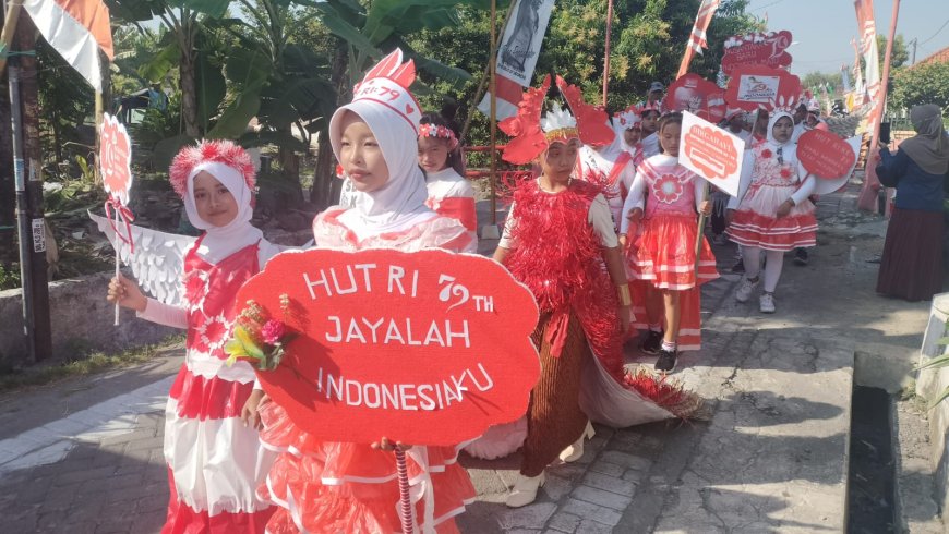 Pawai Budaya Baju Daur Ulang Meriahkan Puncak Perayaan HUT RI ke-79 di SDN Krembung 1