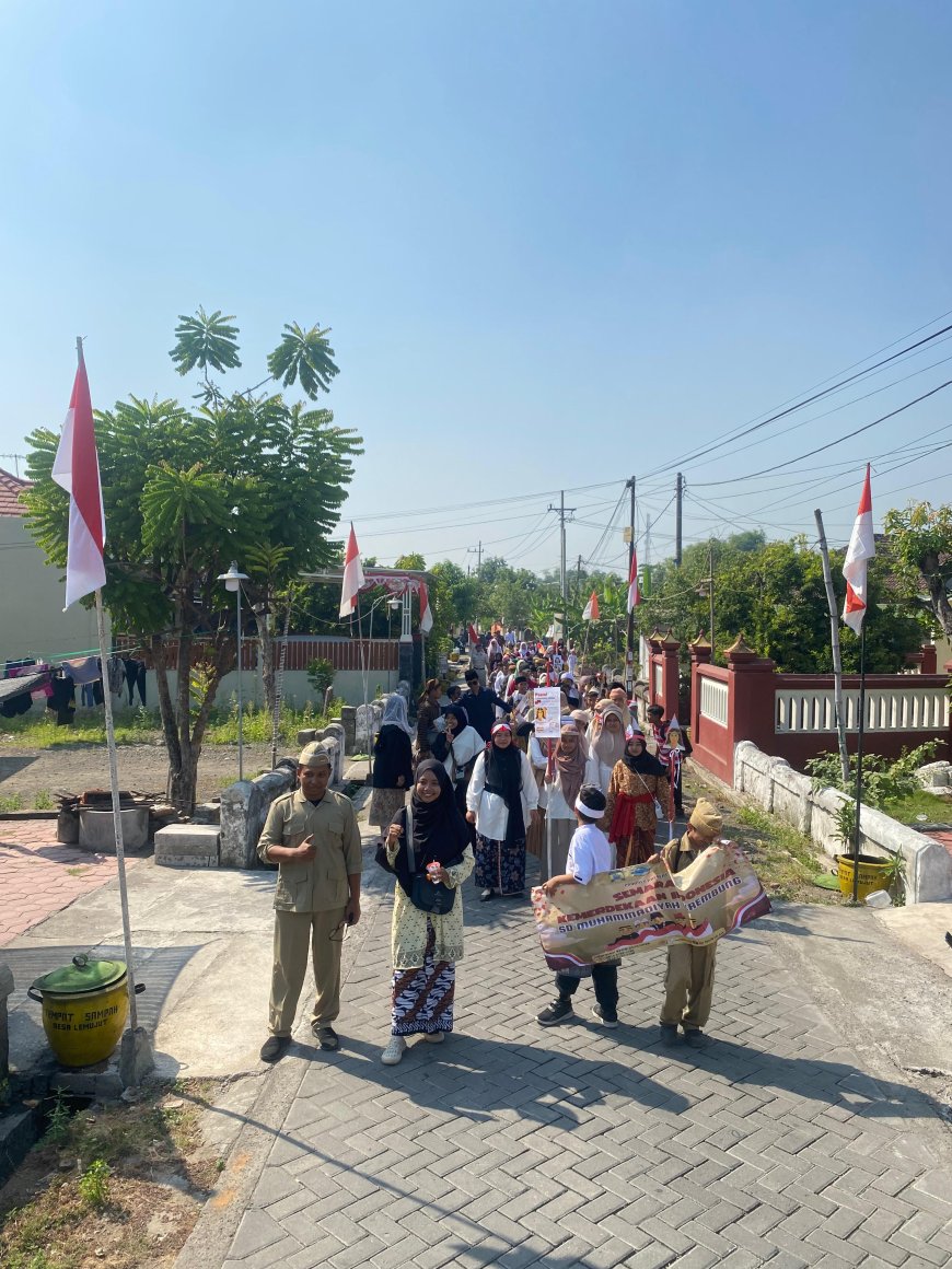 Pawai Kemerdekaan  HUT ke-79 RI SD Muhammadiyah 1 Krembung Hebohkan Jalan Raya Krembung