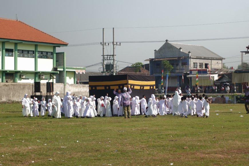 MasyaAllah !!! 540+ Peserta Didik SD Al-Ishlah Rejeni Sangat Antusias Melaksanakan Manasik Haji Cilik