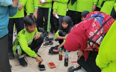 Membuat Kain Sibori sebagai Aksi P5 Bhineka Tunggal Ika SMP Negeri 2 Prambon