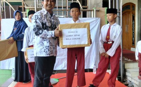 Kelas VI Al-Khaliq Raih Juara 2 Lomba Sepak Bola Corong di SD HQ Porong