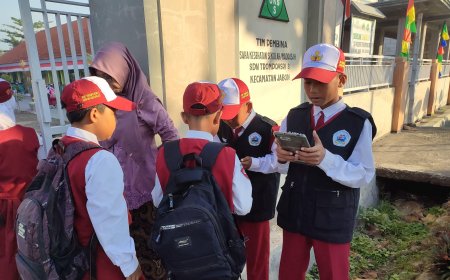 Antusiasme Peserta Didik dalam Melaksanakan Presensi Digital Bersama SATGAS Gen-Z di SD Negeri Trompoasri 3