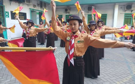 Serunya Adik-Adik Penggalang SMP PGRI 1 Buduran Belajar Semaphore