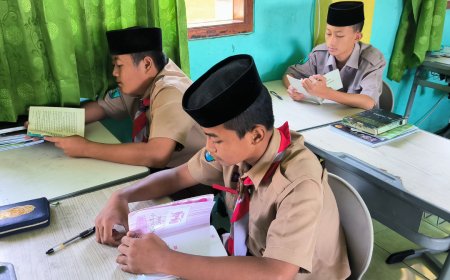 SMP Bilingual Terpadu 2 Gelar Kegiatan Mengulas Buku Serempak untuk Peringati Hari Literasi dan Hari Kunjung Perpustakaan 2024