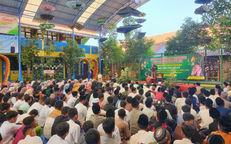 KH. Syahroni Fadlan Ajak Siswa-siswi SMP Negeri 3 Candi Meneladani Figur Rasulullah SAW