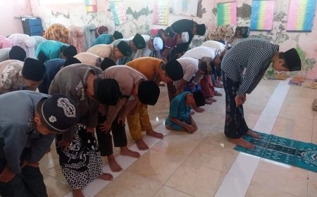 PEMBIASAAN  SHOLAT JAMA'AH DI SDN KUPANG KECAMATAN JABON