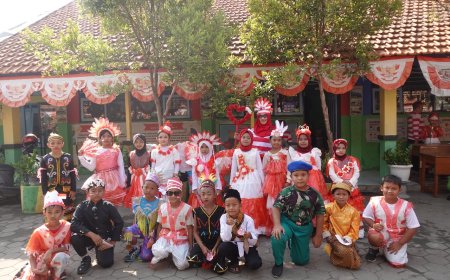 Jalan sehat dengan memakai kostum unik untuk  Memperingati Hari Kemerdekaan yang ke 79 di SDN Trompoasri 1 pada tanggal 22 Agustus 2024