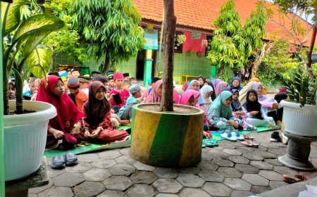 KEREN, SDN Trompoasri 1, Kegiatan Rutinan Jum'at Manis berlangsung dengan khidmat bersama dewan Guru.