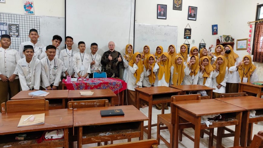 Keseruan Belajar Bahasa Inggris Peserta Didik SMP Asa Cendekia