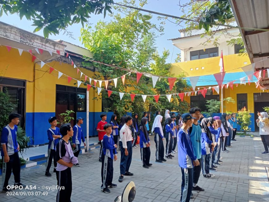 Aksi Makan Bergizi di SMP PGRI 4 Waru Sidoarjo