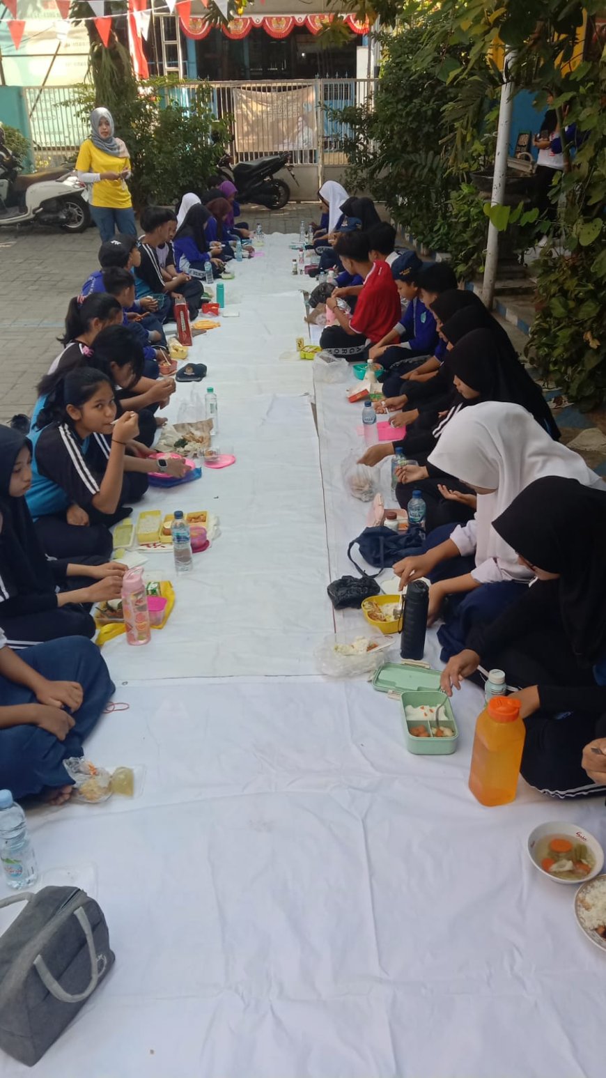 Aksi Makan Bergizi di SMP PGRI 4 Waru Sidoarjo