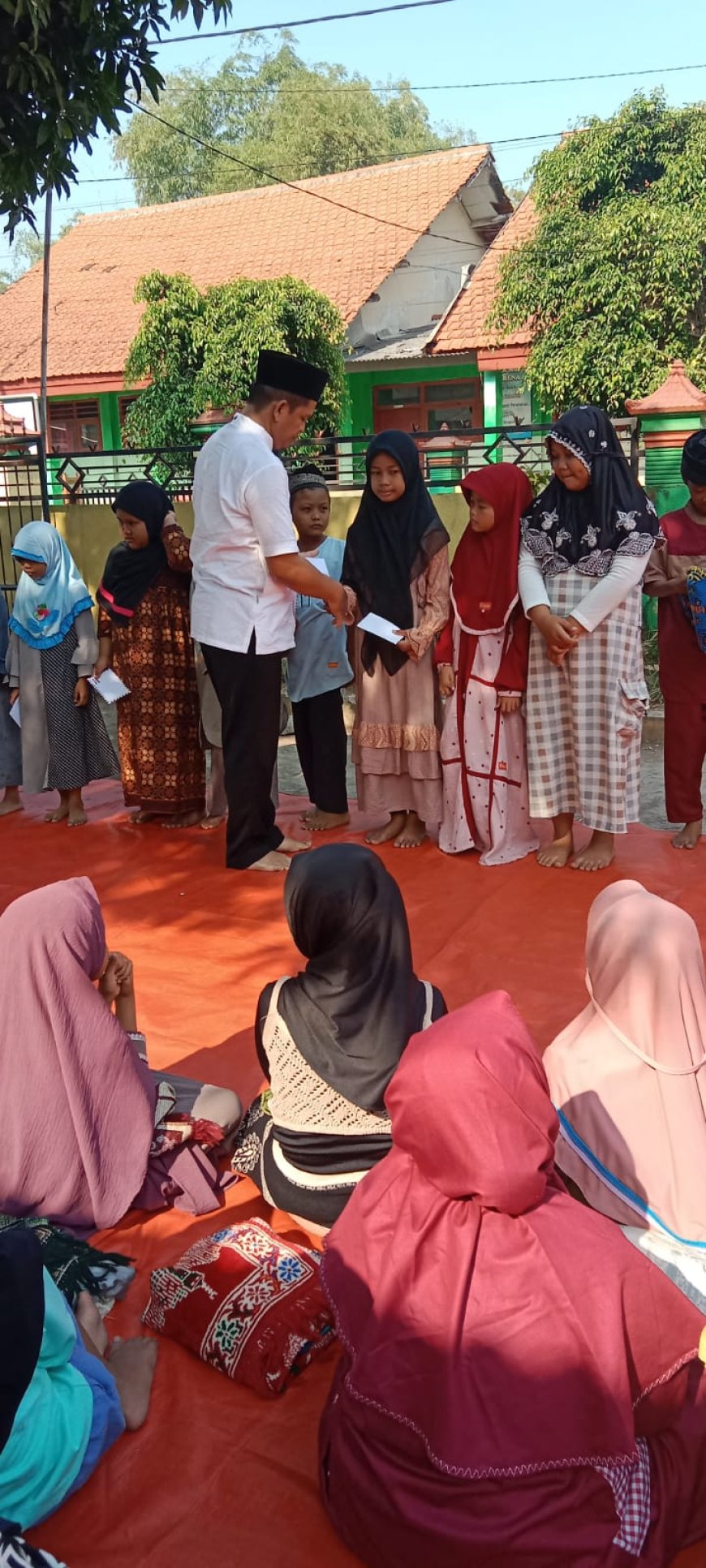 Kegiatan Sholat Dhuha dan Jum'at Berbagi di SDN Bogempinggir