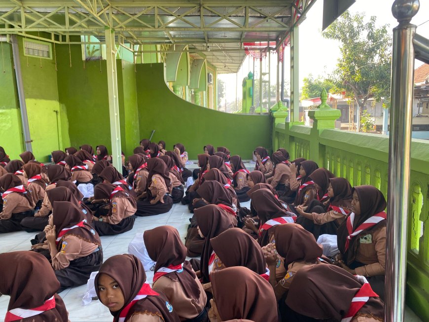 SMPN 1 Jabon Melaksanakan Kegiatan Kearifan Lokal Ziarah Makam "Mbah Sambi Resik"