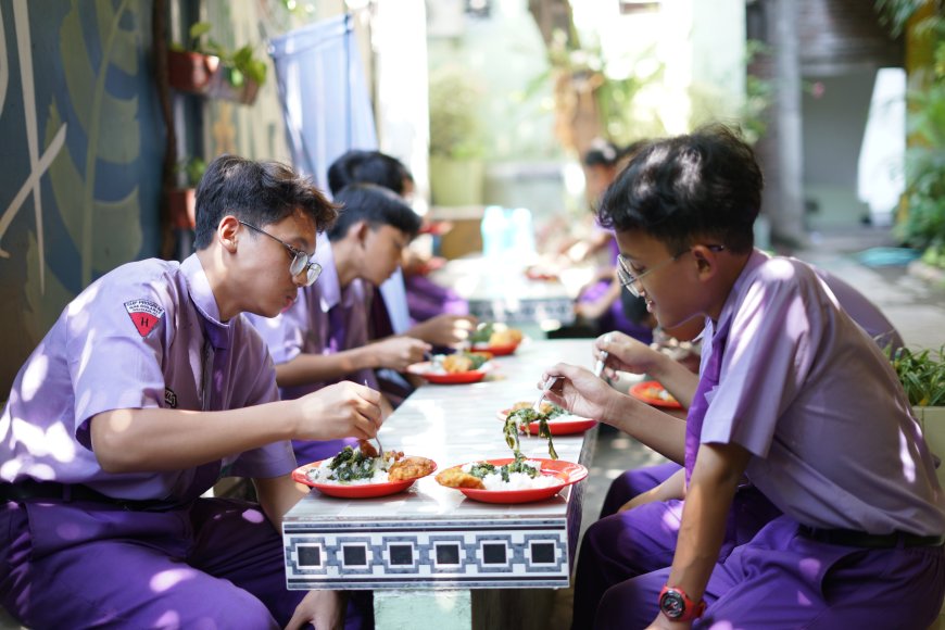 Potret anak-anak menikmati santap siang, suasana yang hangat dan nikmat tergambar