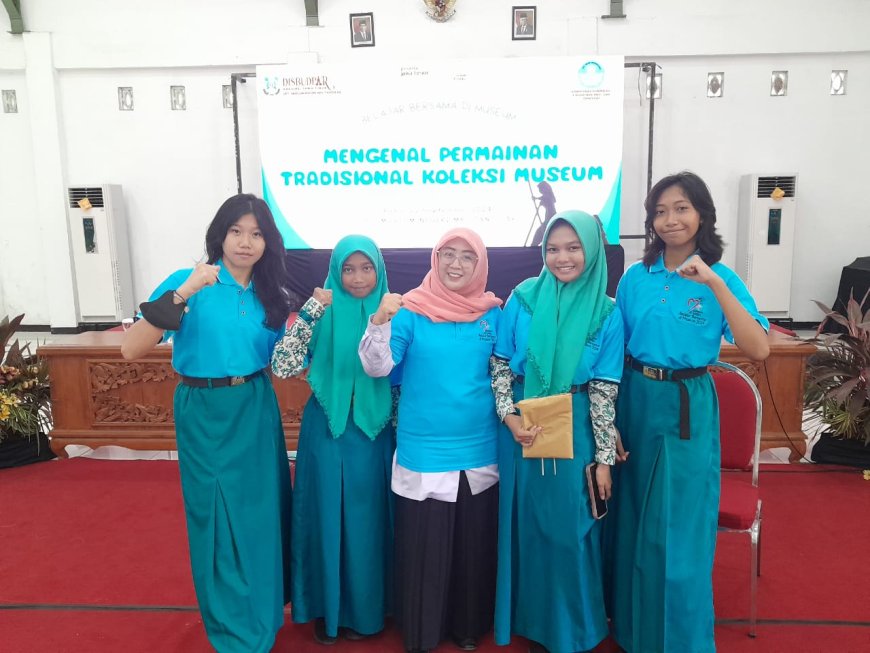 Pengurus OSIS SMPN 3 Sidoarjo Jajal Permainan Tradisional di Museum Mpu Tantular