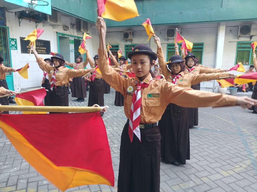 Serunya Adik-Adik Penggalang SMP PGRI 1 Buduran Belajar Semaphore