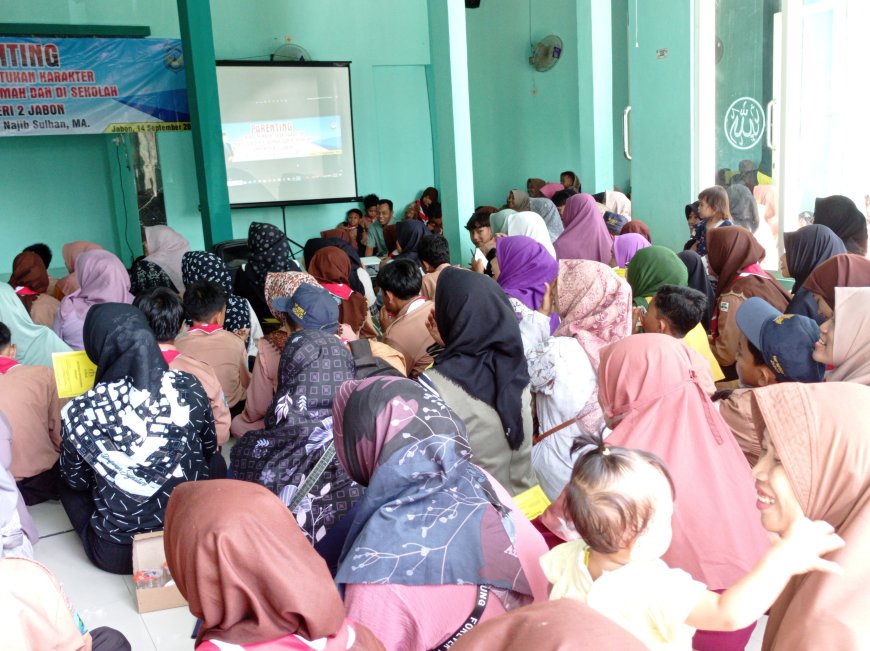 PARENTING: SINERGI PEMBENTUKAN KARAKTER ANAK DI RUMAH DAN DI SEKOLAH