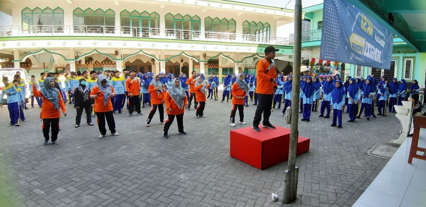 Aksi Bergizi SMP Darul Ulum Waru