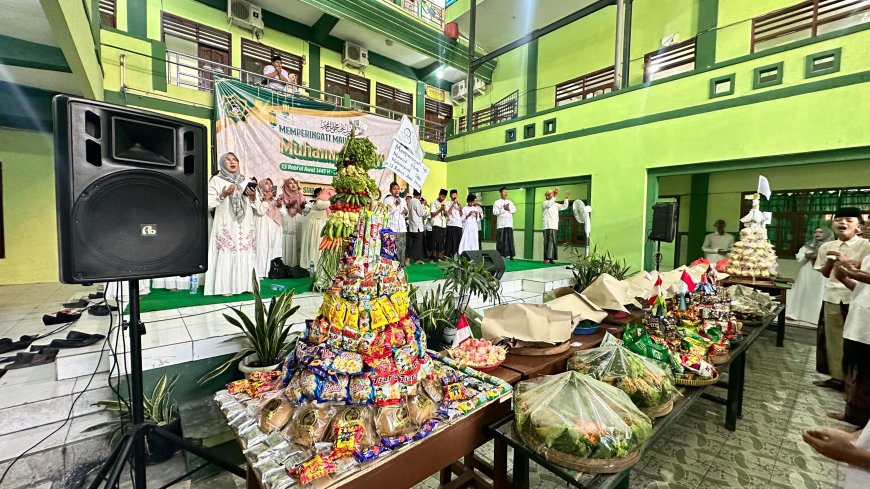 Peringatan Maulid Nabi Muhammad SAW di SMP Hasjim Asj'ari Tulangan : Meneladani Akhlak Rasulullah SAW