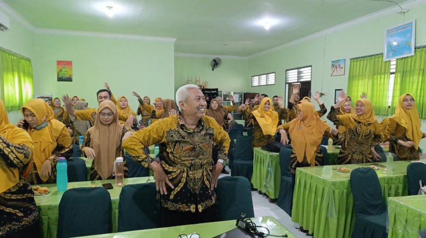 PELATIHAN PEMBELAJARAN DENGAN PARADIGMA BARU MENGAJAR GAYA MOTIVATOR SMP NEGERI 1 PRAMBON