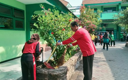 Jumat Bersih, Hati Berseri! SMP Negeri 2 Candi Kompak Laksanakan GEBER (Gerakan Bersih) Sidoarjo