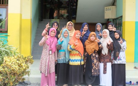 Santri SMP Bilingual Terpadu 2 Bangga Berbatik