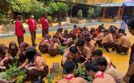 Berpartisipasi Gerakan Bersih Sidoarjo, SMP Sepuluh Nopember Sidoarjo Gelar Kegiatan Go Green