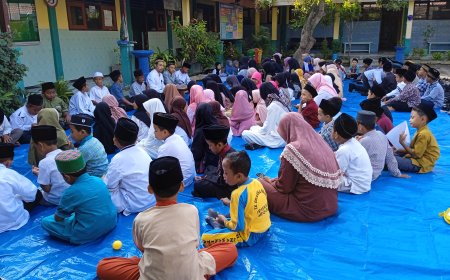 Semangat Para siswa dalam mengikuti Peringatan maulid nabi muhammad SAW di SDN  Semambung.