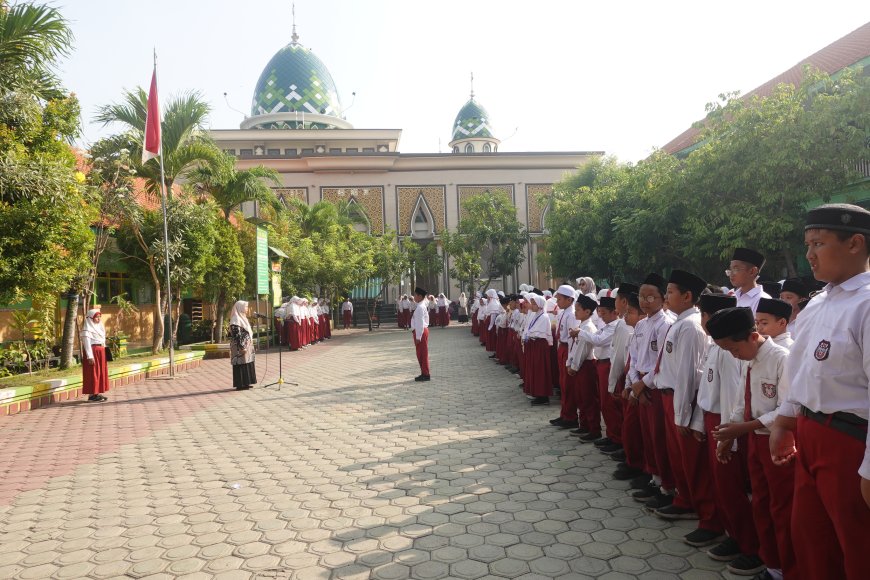 Ratusan Siswa Penuh Khidmat dan Semangat Ketika Mengikuti Upacara Peringatan Hari Kesaktian Pancasila di SD Al Ishlah