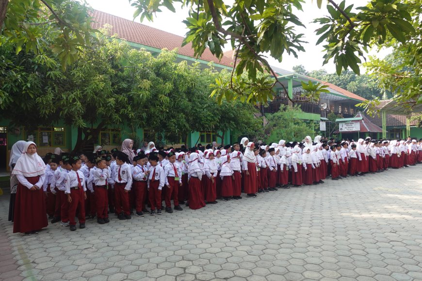 Ratusan Siswa Penuh Khidmat dan Semangat Ketika Mengikuti Upacara Peringatan Hari Kesaktian Pancasila di SD Al Ishlah