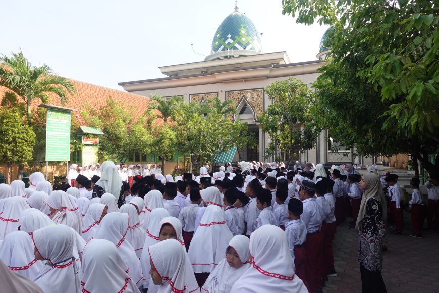 Ratusan Siswa Penuh Khidmat dan Semangat Ketika Mengikuti Upacara Peringatan Hari Kesaktian Pancasila di SD Al Ishlah