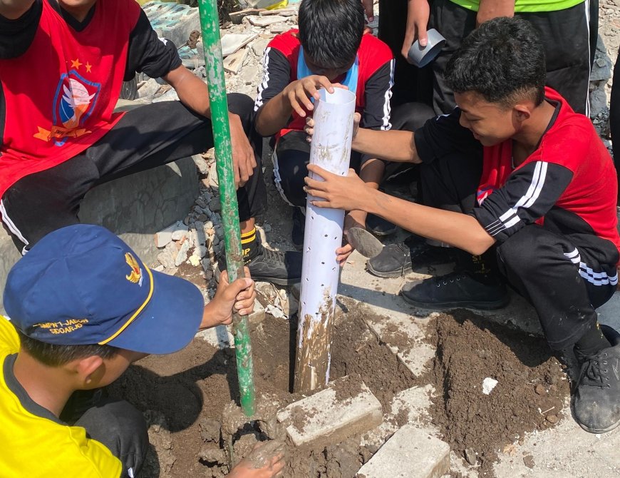 Pembuatan Lubang Biopori di SMP Negeri 1 Jabon