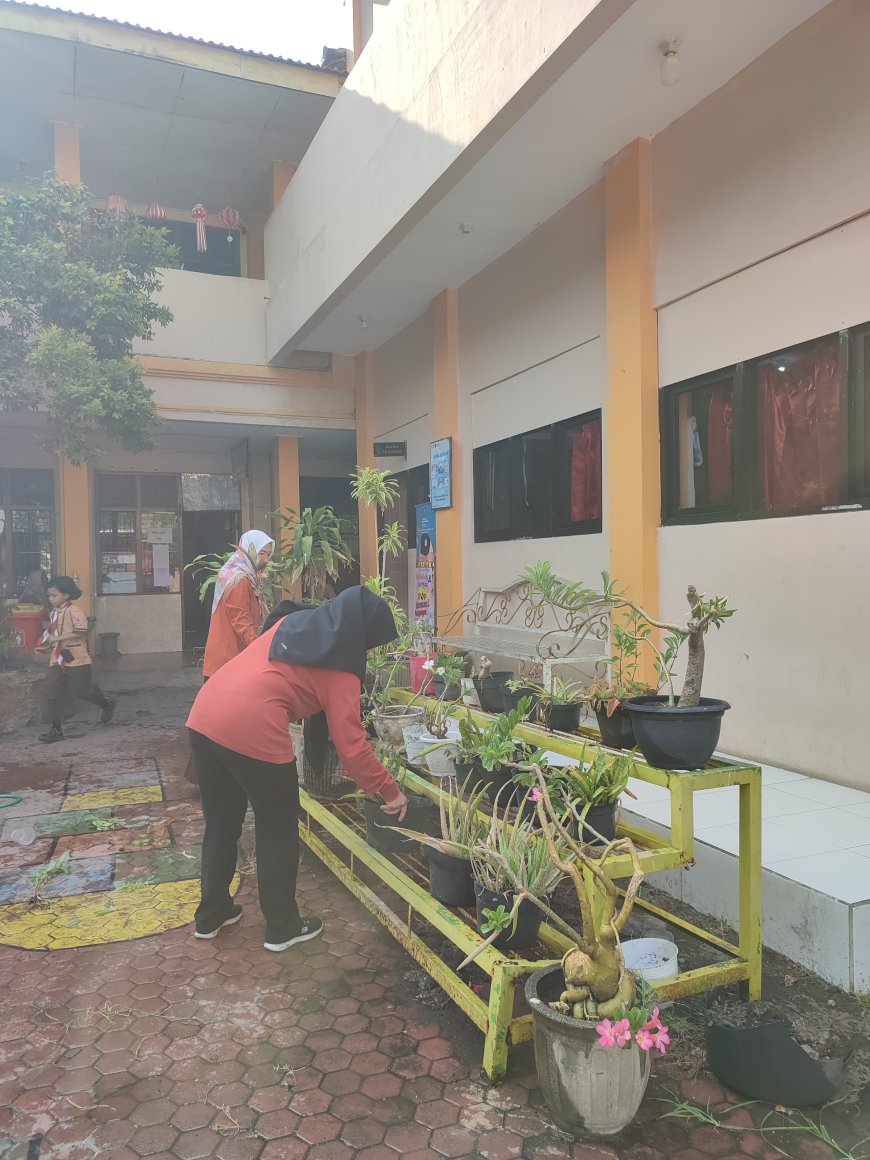 AKSI NYATA SDN SIDOKARE 4 DALAM GERAKAN BERSIH (GEBER) SIDOARJO DALAM MEWUJUDKAN LINGKUNGAN SEHAT DAN BERSIH