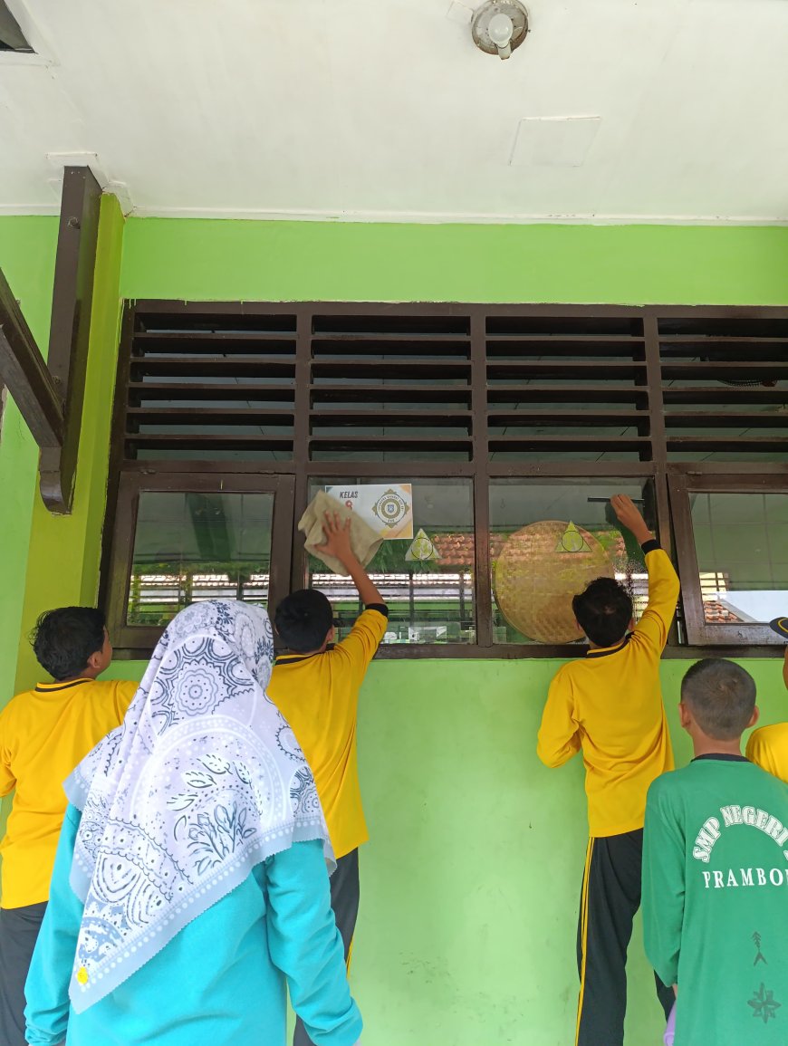 BERSAMA KITA BISA : GERAKAN KEBERSIHAN SMP NEGERI 1 PRAMBON