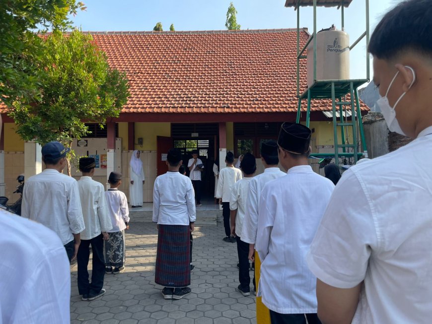 HARI SANTRI NASIONAL 2024 "Menyambung Juang, Merengkuh Masa Depan" DI SMP PGRI 8 SIDOARJO