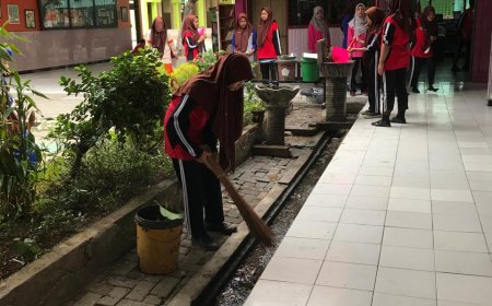 Jumat Bersih: Aksi Nyata Peserta didik Wujudkan Sehat Lingkungan di SMPN 1 Wonoayu