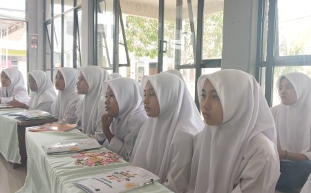 PELATIHAN MENULIS PUISI UNTUK MENINGKATKAN LITERASI SISWA SMP ISLAM MH AL MUBAROK