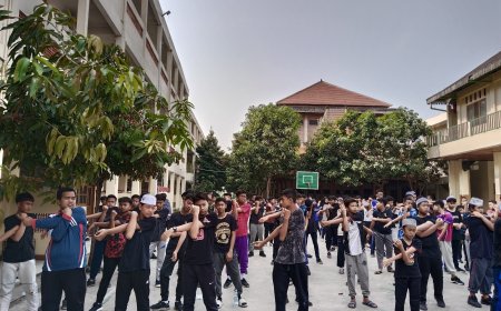 Manfaat Jalan Sehat dan Membagikan Makanan Sehat dalam Kegiatan HKN Ke-60 di SMP Islam As Sakinah