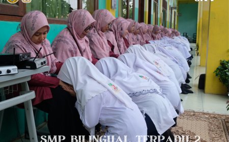 Santri SMP Bilie Lakukan Sungkeman Sebagai Bentuk Ta'dzim Kepada Guru