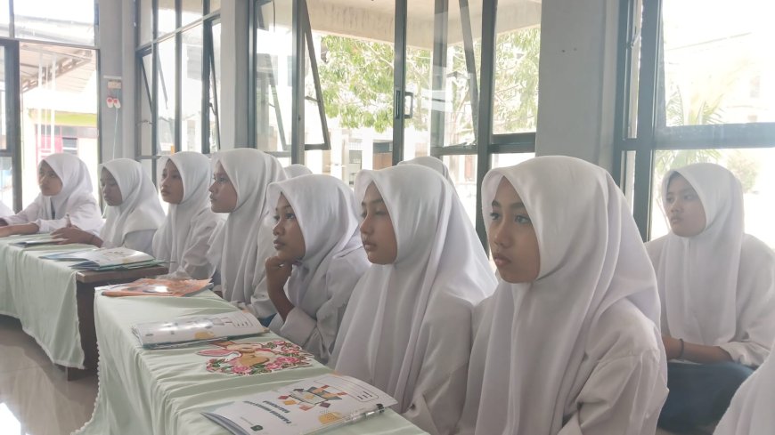 PELATIHAN MENULIS PUISI UNTUK MENINGKATKAN LITERASI SISWA SMP ISLAM MH AL MUBAROK