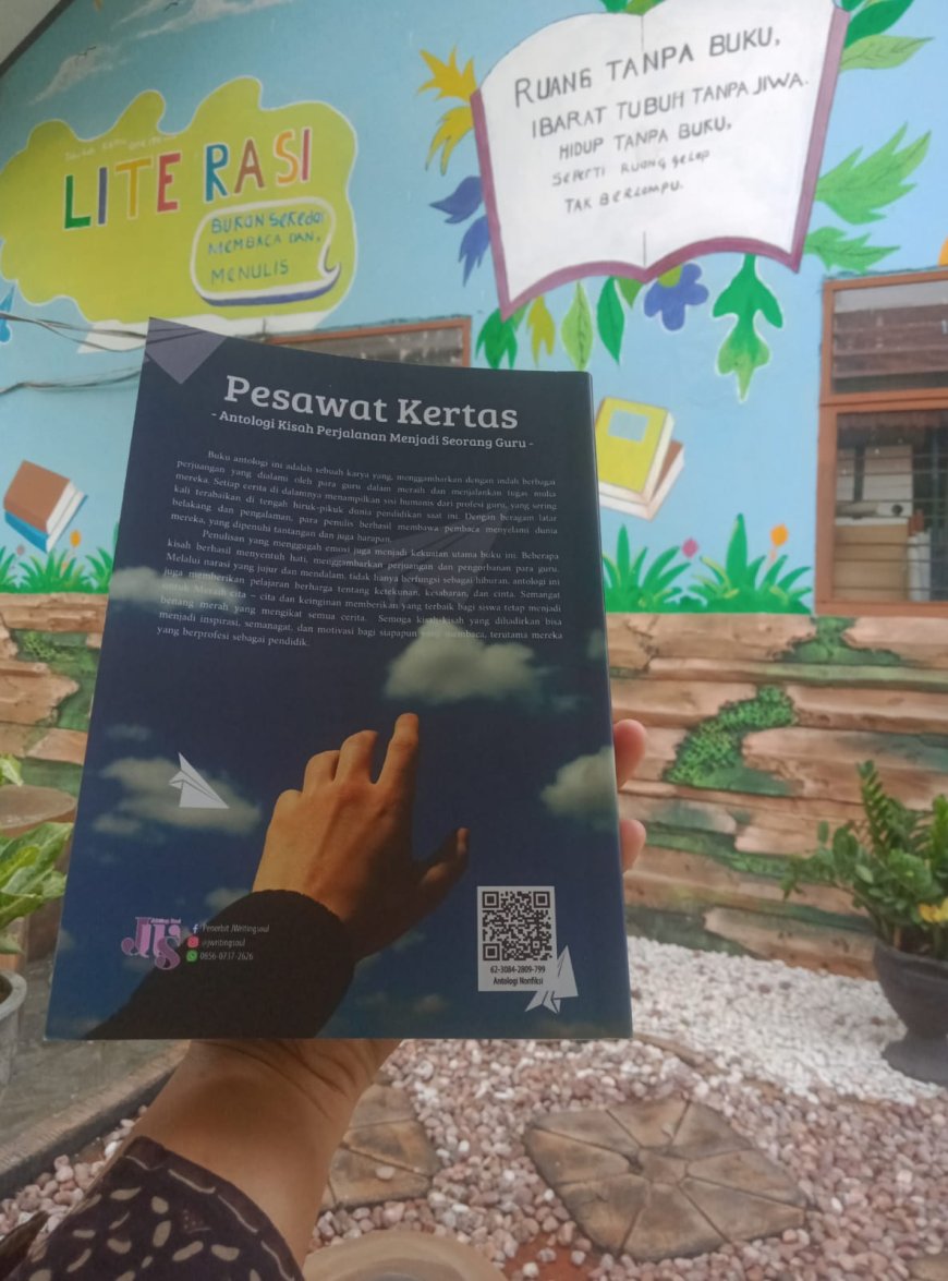 Mengudara dengan Pesawat Kertas: Peluncuran Buku Guru SMP Negeri 1 Prambon yang Penuh Makna